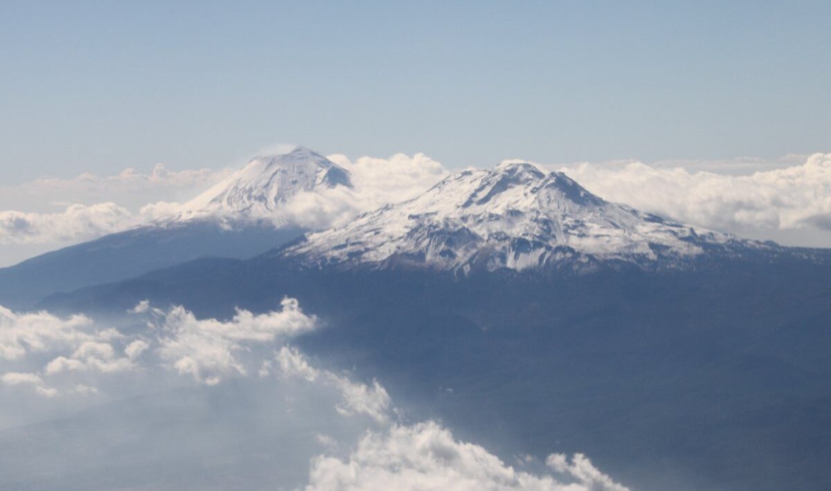 Los volcanes Popocatépetl e Iztaccíhuatl nevados sobre las nubes