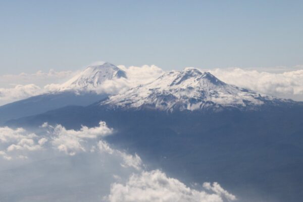 Los volcanes Popocatépetl e Iztaccíhuatl nevados sobre las nubes