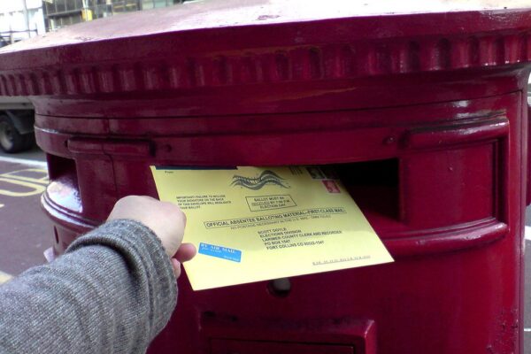 Una mano deposita un voto en la urna